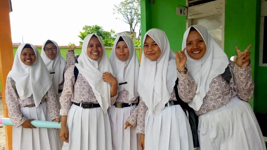 Keceriahan Siswa Madrasah Aliyah Negeri Tolitoli mengembalikan Kartu Kontrol.